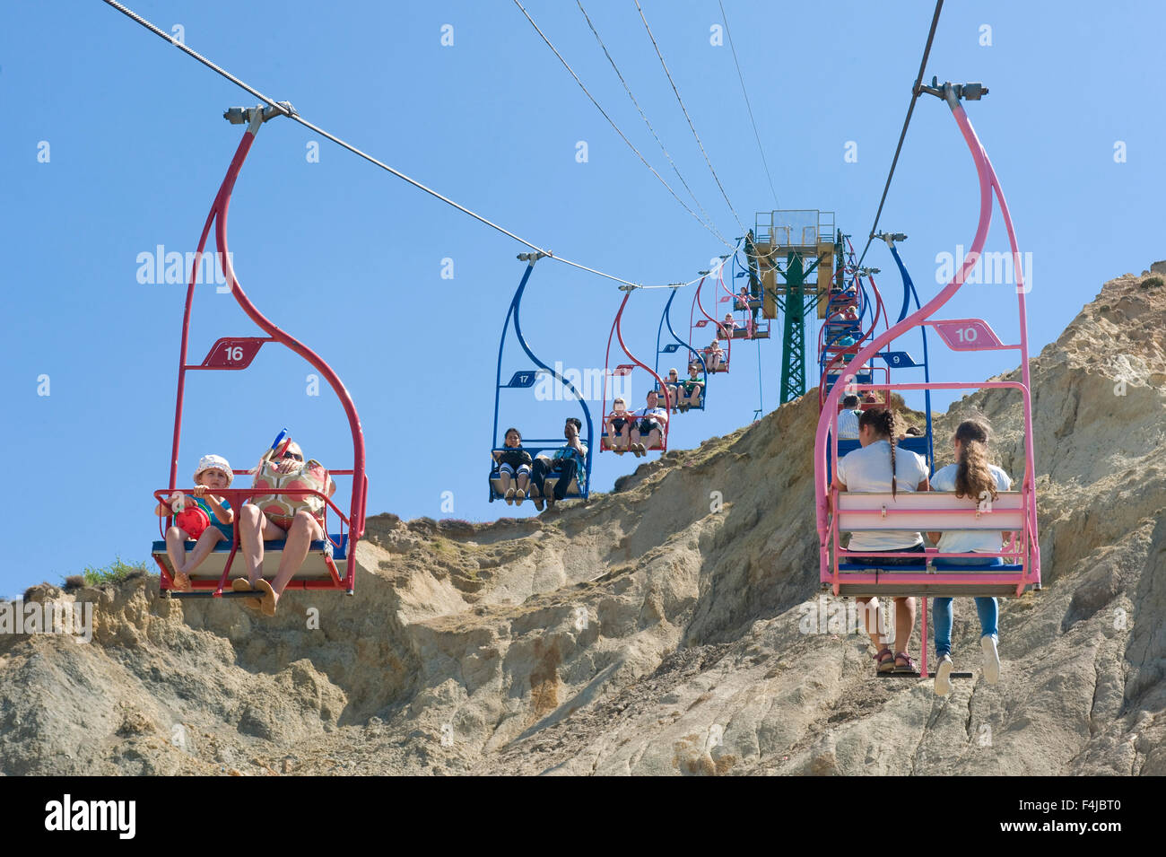 Touristen reisen Alum Bay Strand auf der Isle Of Wight mit dem Sessellift. Stockfoto