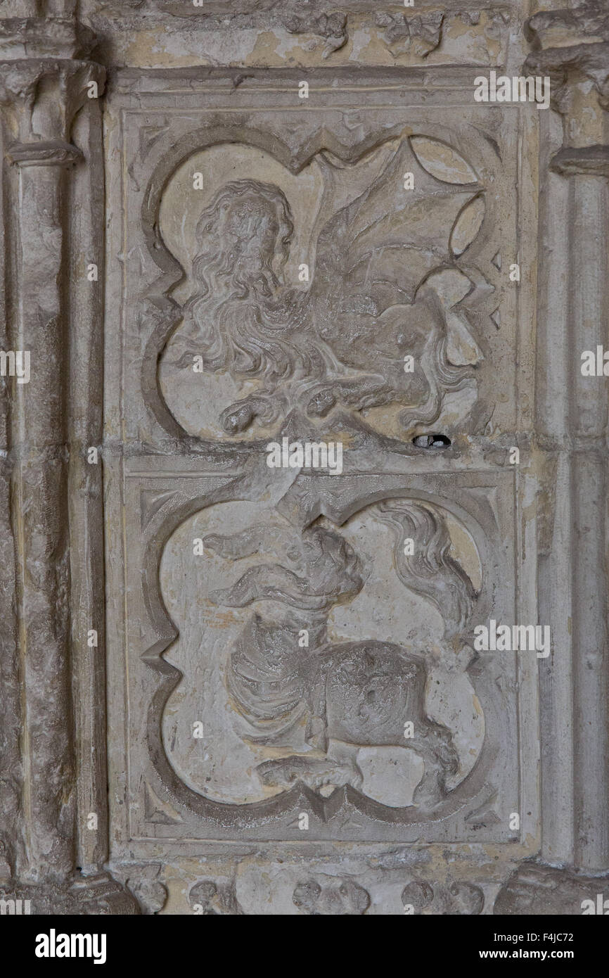 Detail des Reliefs rund um ein Portal in dem Papstpalast in Avignon Stockfoto