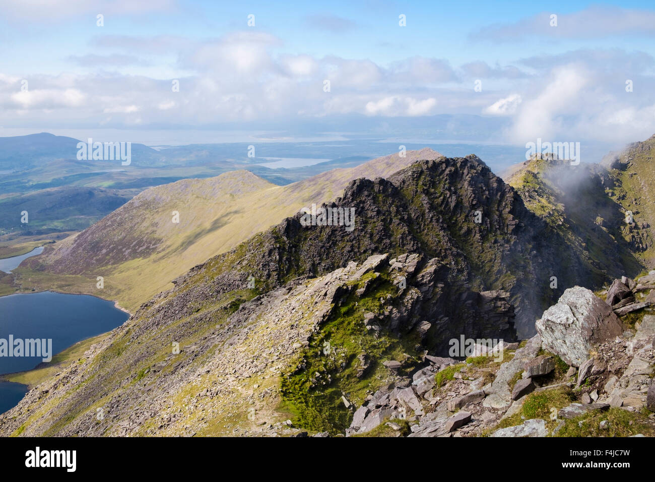 Beenkeragh Ridge und Coomloughra Glen aus Carrauntoohil in MacGillycuddy riecht nach Killarney, County Kerry, Eire, Südirland Stockfoto