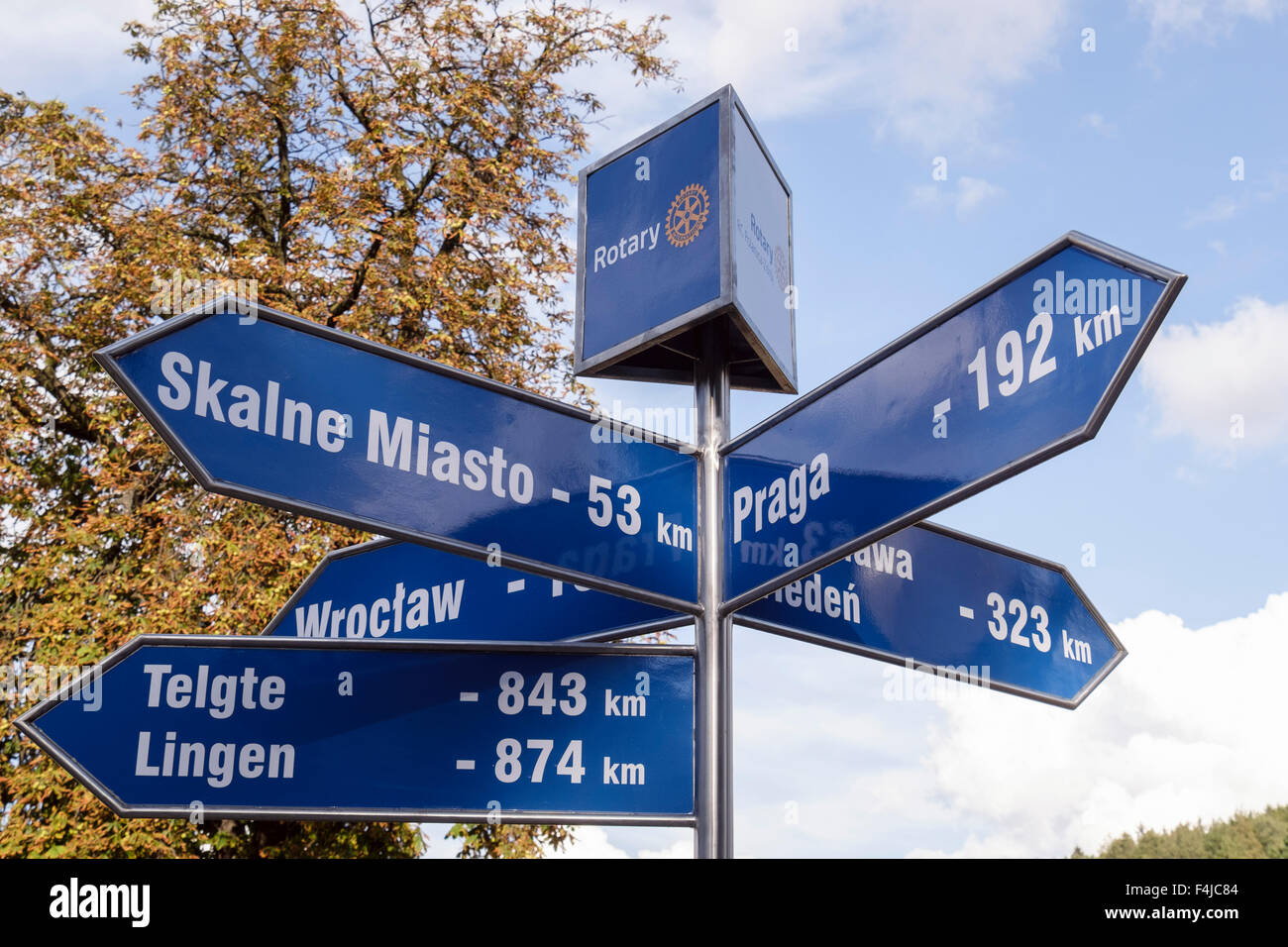 Rotary International Wegweiser zeigen europäische Städte und Entfernungen in der polnischen Stadt. Polanica-Zdrój, Polen, Europa Stockfoto