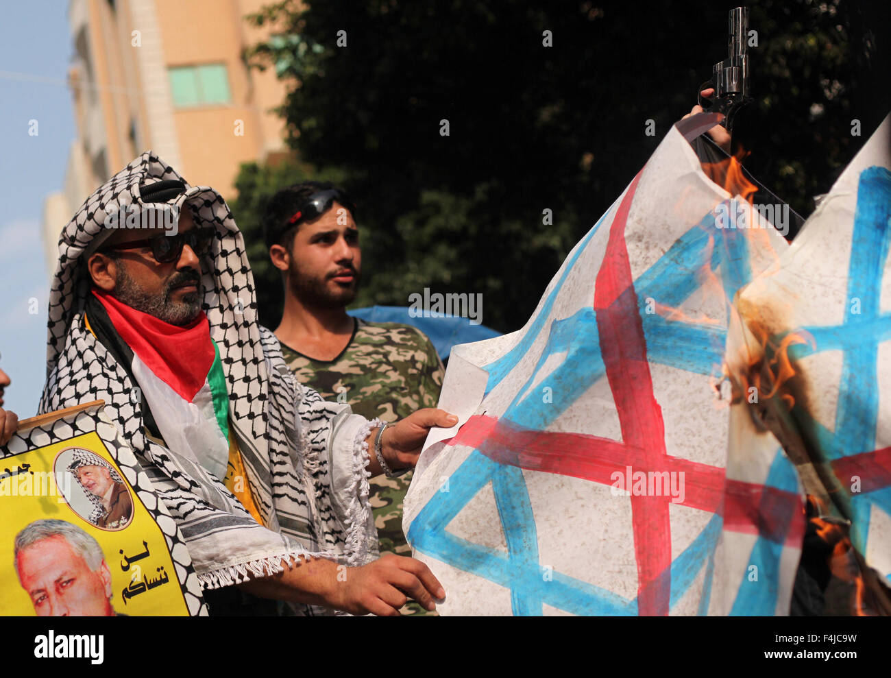 Gaza-Stadt, Gazastreifen, Palästinensische Gebiete. 19. Oktober 2015. An einer Anti-Israel protestieren vor Rot-Kreuz-Büro in Gaza-Stadt, teilnehmen am 19. Oktober 2015 Palästinenser. Israel vorangetrieben wichtige Sicherheitsmaßnahmen nach fünf mehr stechende Vorfälle während Ultra-orthodoxe Juden illegal Besuch einer heiligen Stätte der West Bank in Brand gesetzt wurden letzte Woche von Palästinensern Credit angegriffen: Ashraf Amra/APA Bilder/ZUMA Draht/Alamy Live News Stockfoto