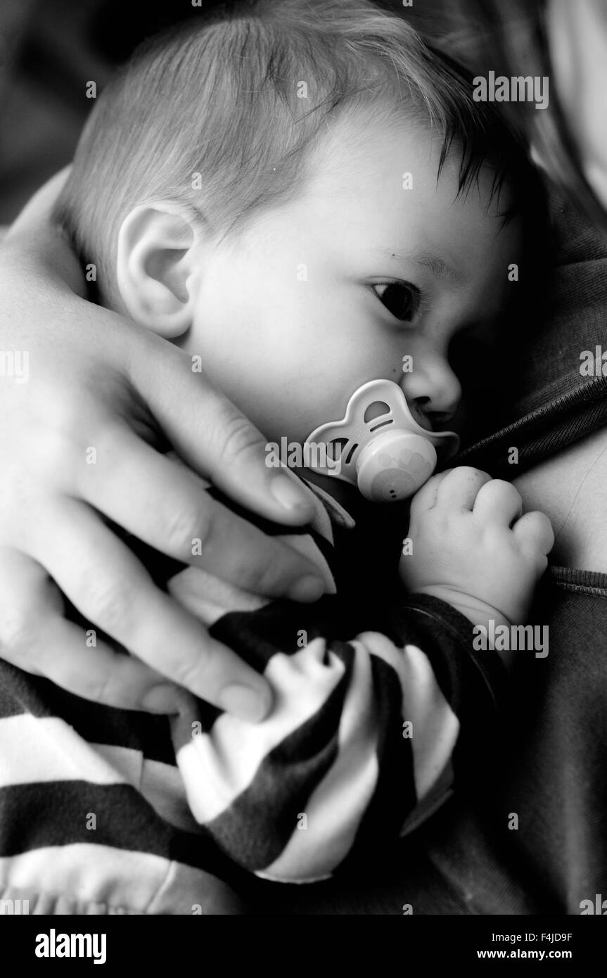 Skandinavien, Schweden, Vastergotland, Mutter hält Baby Boy, close-up Stockfoto