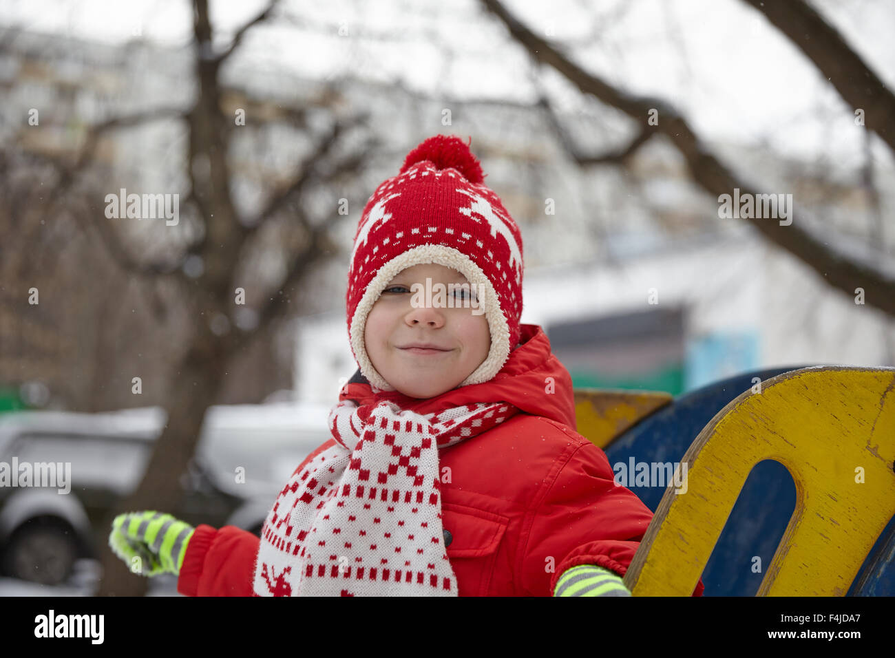 Entzückende kleine Junge in Winter park Stockfoto