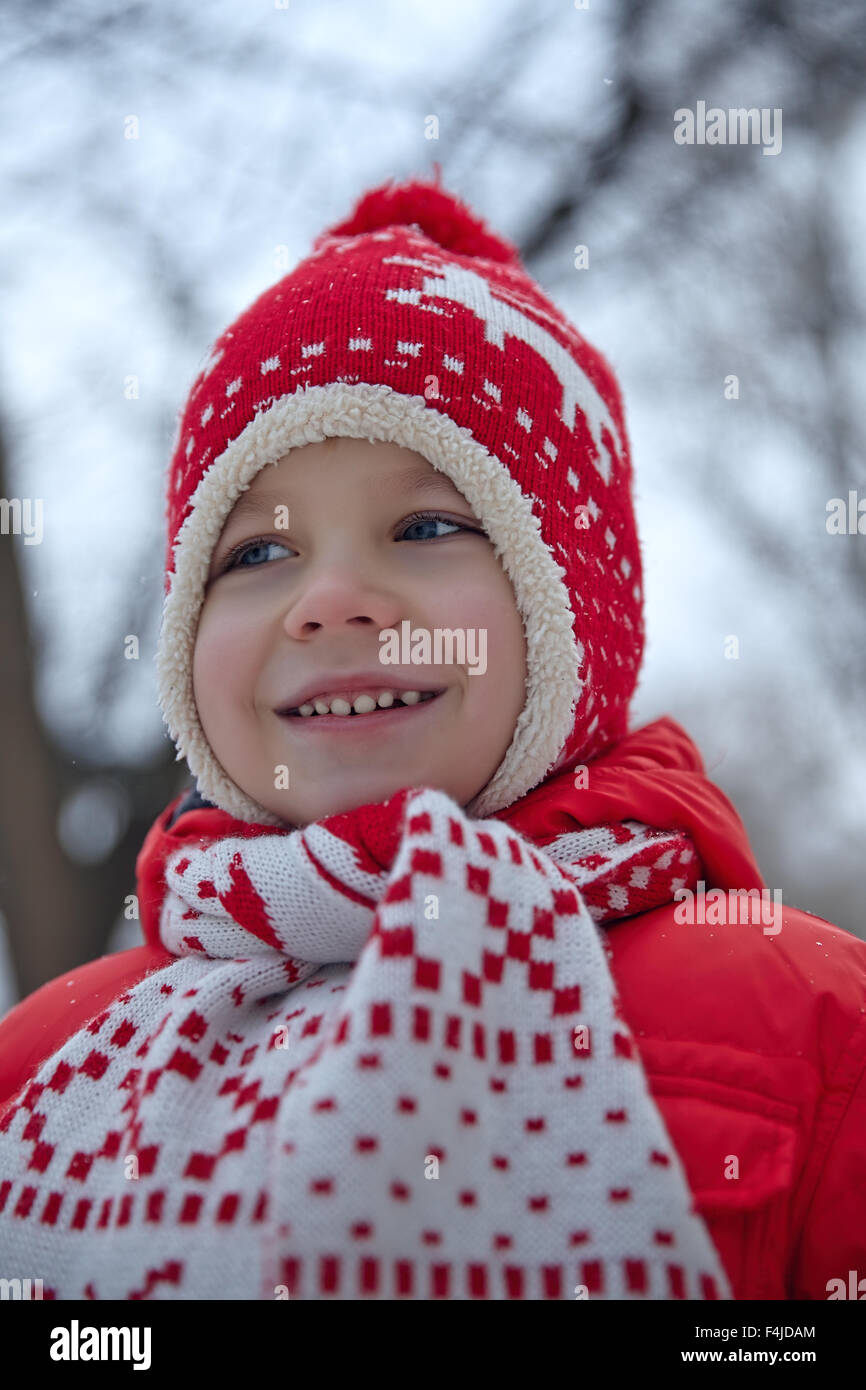 Entzückende kleine Junge in Winter park Stockfoto