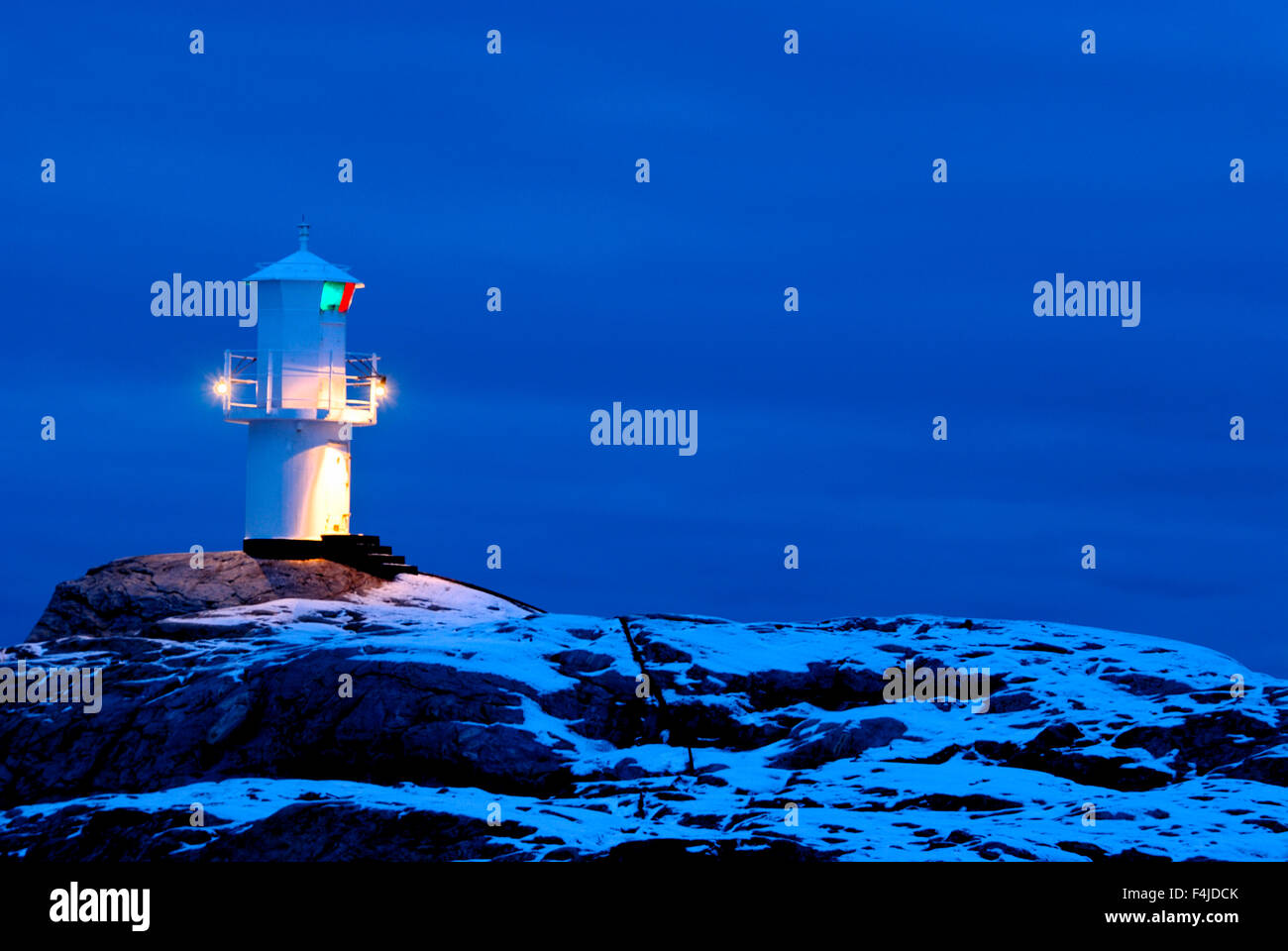Bohuslan Farbbild Abenddämmerung Abend horizontalen Leuchtturm Marstrand navigieren keine Menschen im freien Scandinavia Schnee Schweden winter Stockfoto