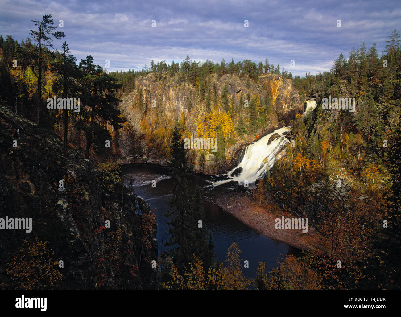 Herbstfarbe Bild horizontalem Lappland Natur keine Menschen im freien Skandinavien Schweden Wasserfall Wasserwildnis Stockfoto