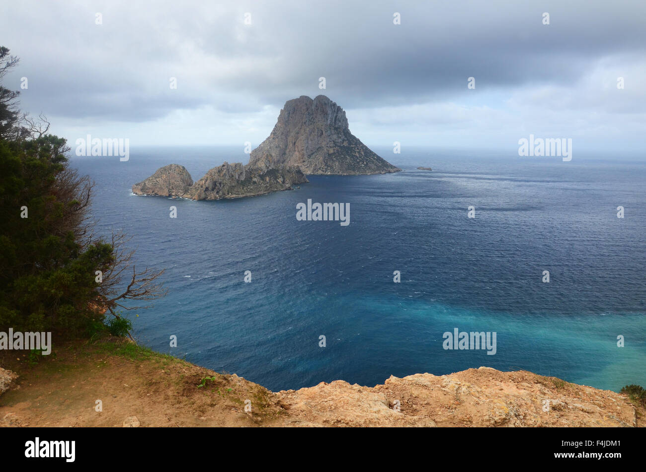 ES VEDRA, eine unbewohnte Felseninsel befindet sich 2km vor der Westküste von Ibiza, im Bereich Cala d ' Hort. Stockfoto