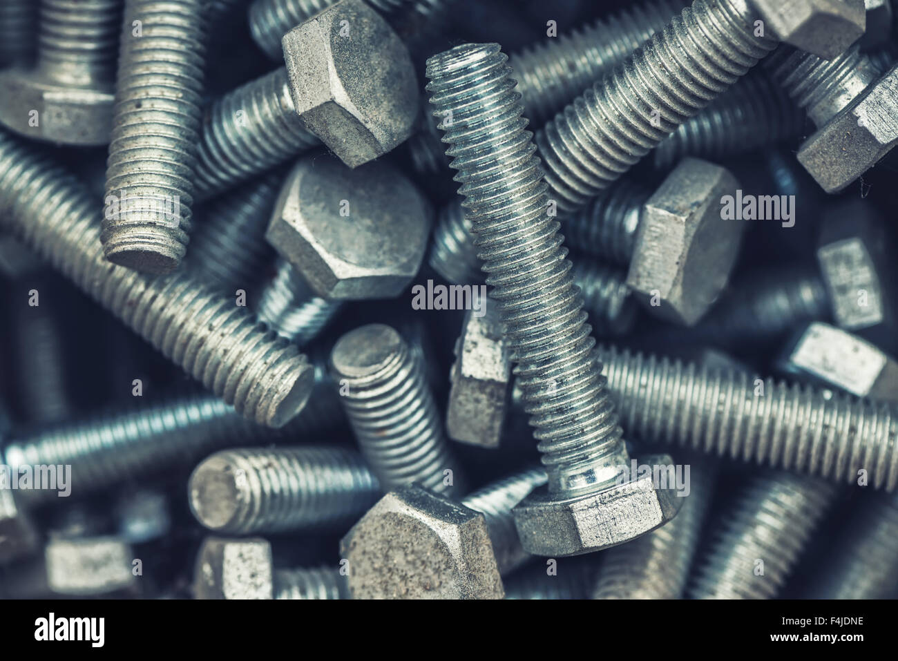 Metall-Sechskantschrauben häufen, industrielle Textur Hintergrund, selektiven Fokus Stockfoto