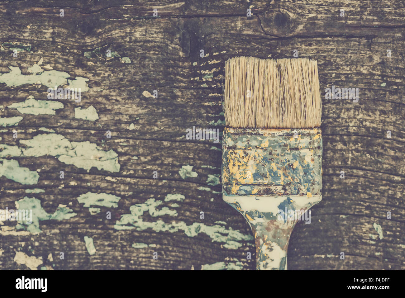 Alte gebrauchte Pinsel für die Acrylmalerei auf rustikalem Holzbrett, Retro-getönten mit leeren Textfreiraum Stockfoto