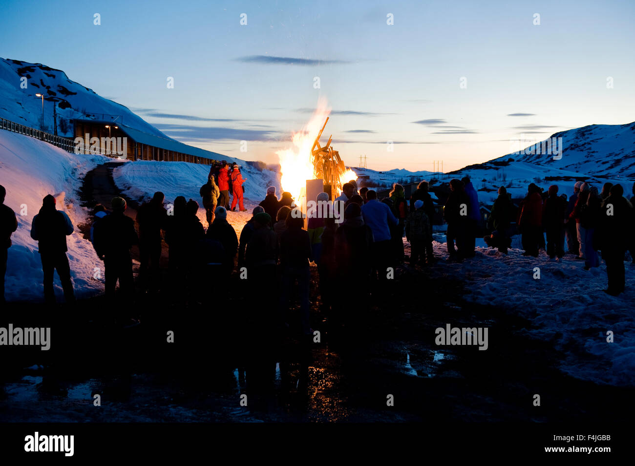 Menschen stehen Lagerfeuer Stockfoto