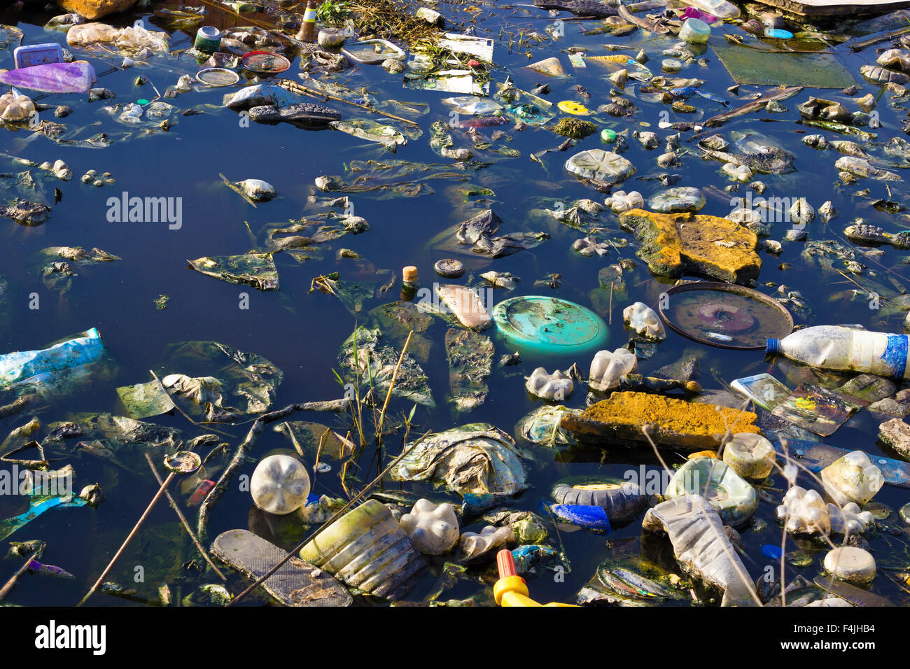 Fluss, der mit verschiedenen Müll und Müll verschmutzt ist Stockfoto