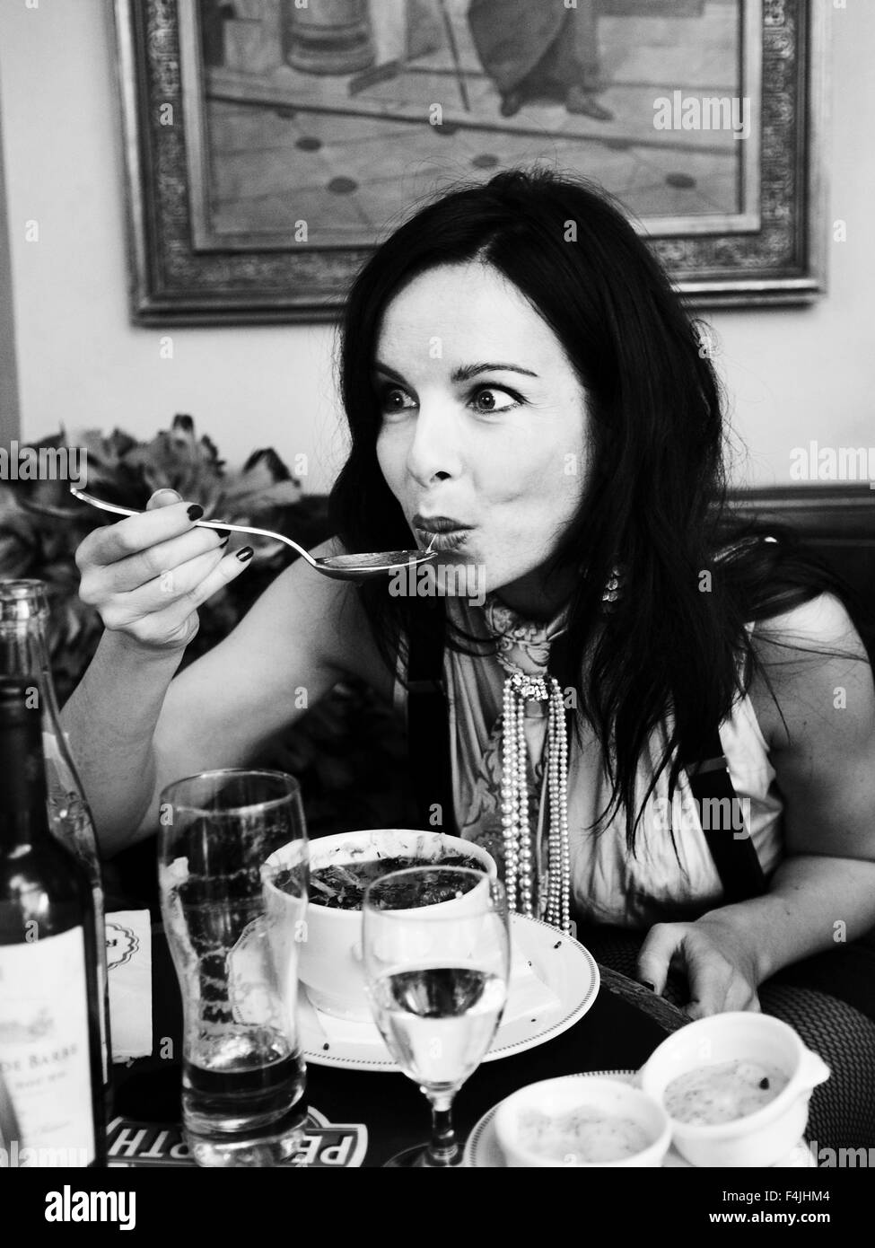 Frankreich, Paris, junge Frau, die Suppe im Restaurant Essen Stockfoto