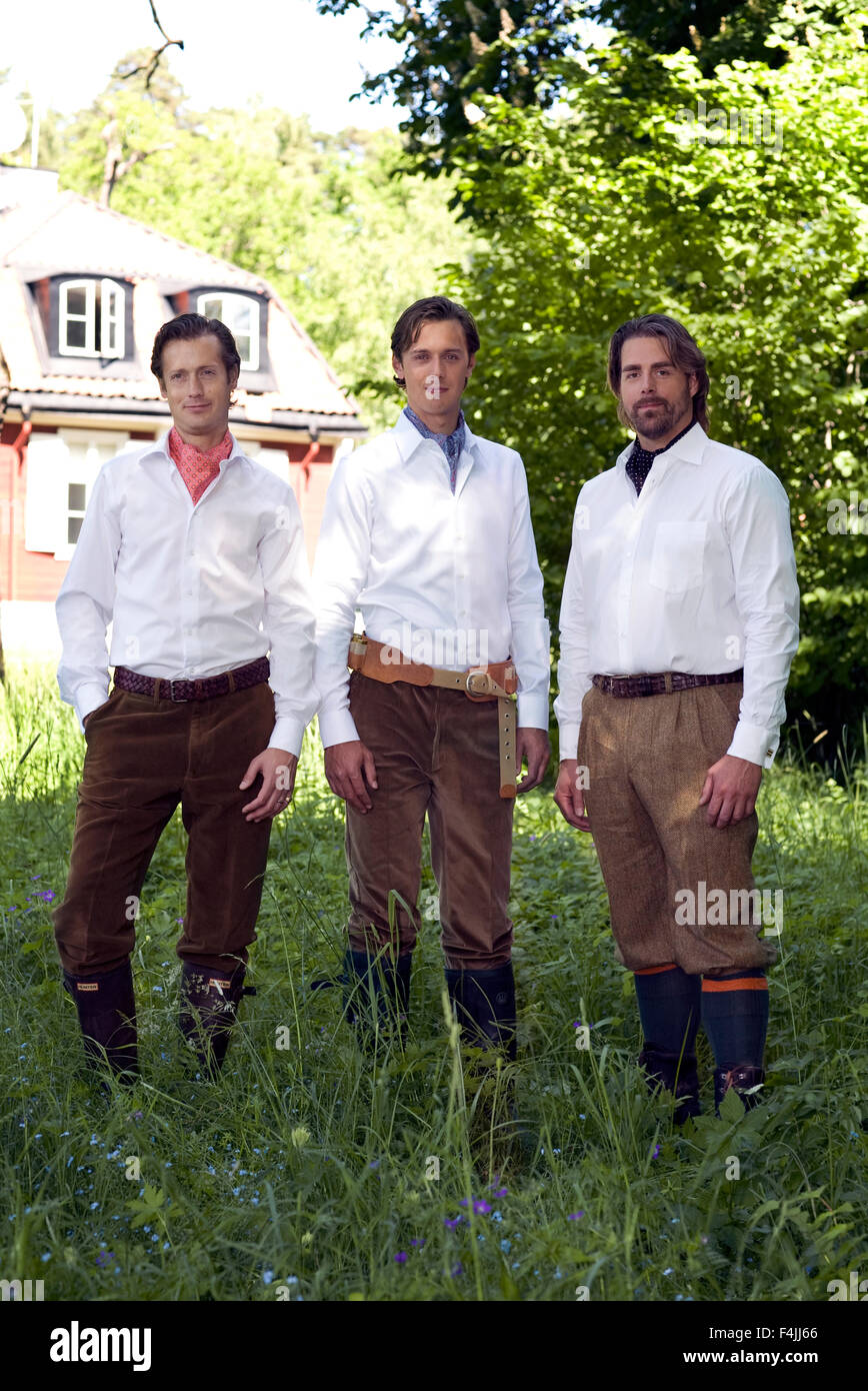Drei midadult Männer posieren vor Haus Stockfoto