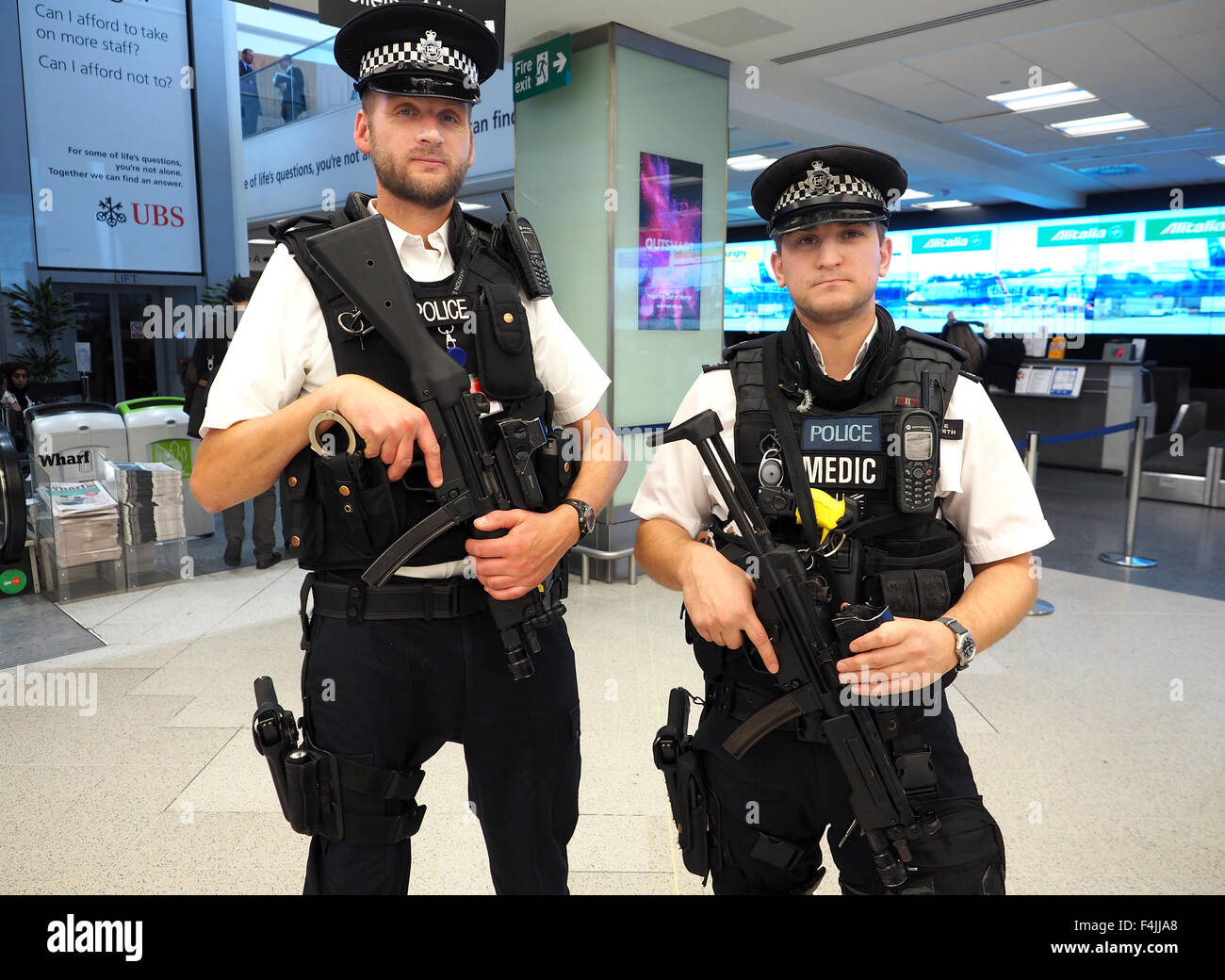 Bewaffnete Polizei aus der Londoner Metropolitan Police auf Patrouille am London City Airport, London, England, UK Stockfoto