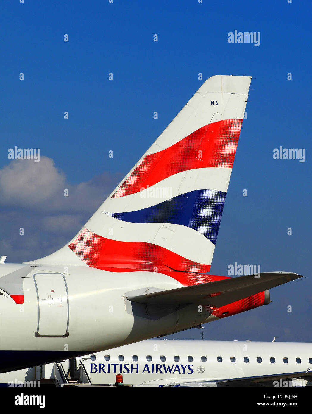 British Airways Schwanzflosse Flugzeug Logo und blauer Himmel Stockfoto