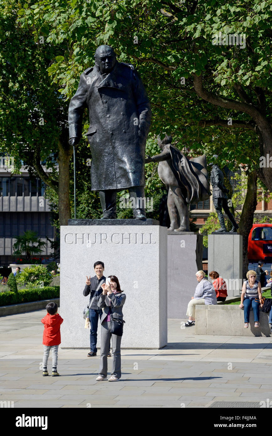 Sir Winston Churchill Statue, Touristen an der Churchill Statue, London, England, UK Stockfoto