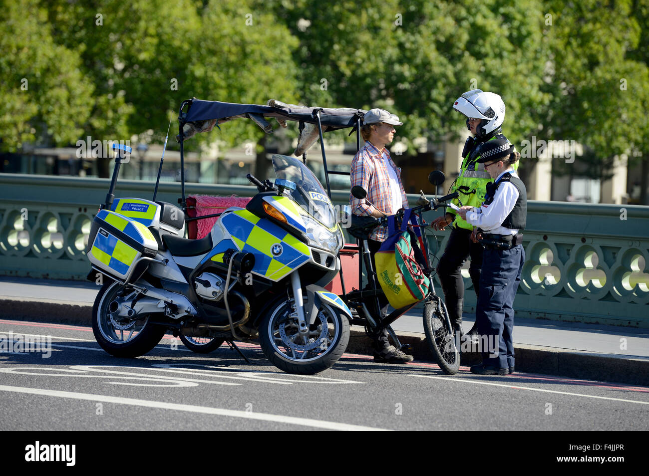 Rikscha, London, Polizei stoppen und Frage eine Rikscha Fahrer, London, England, UK Stockfoto