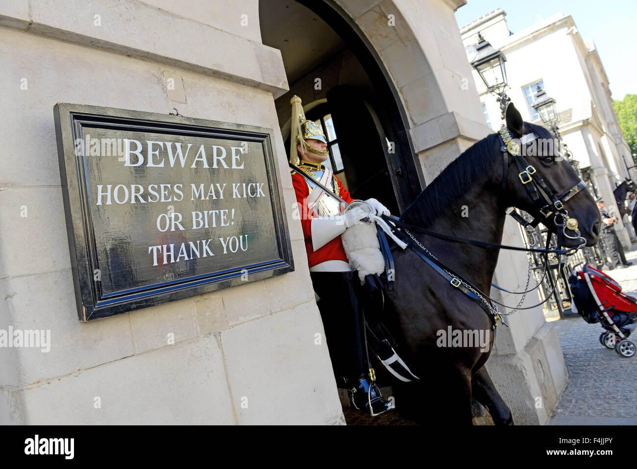 Hüten Sie sich vor Pferden kann Kick oder beißen, Zeichen, Horse Guards, London, UK Stockfoto