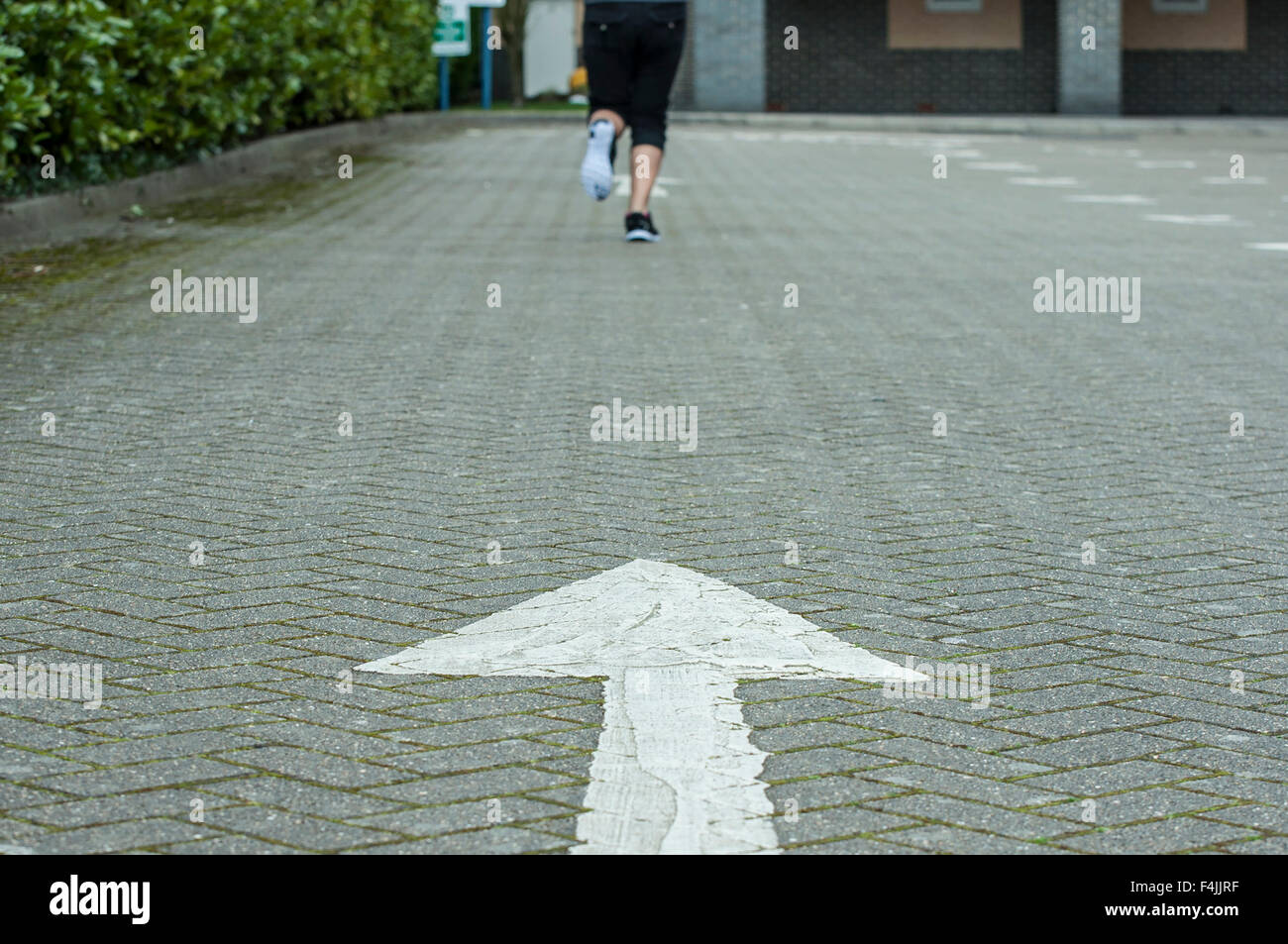 Eine junge Frau, Sport treiben und stretching im Freien mit Sportbekleidung. Stockfoto