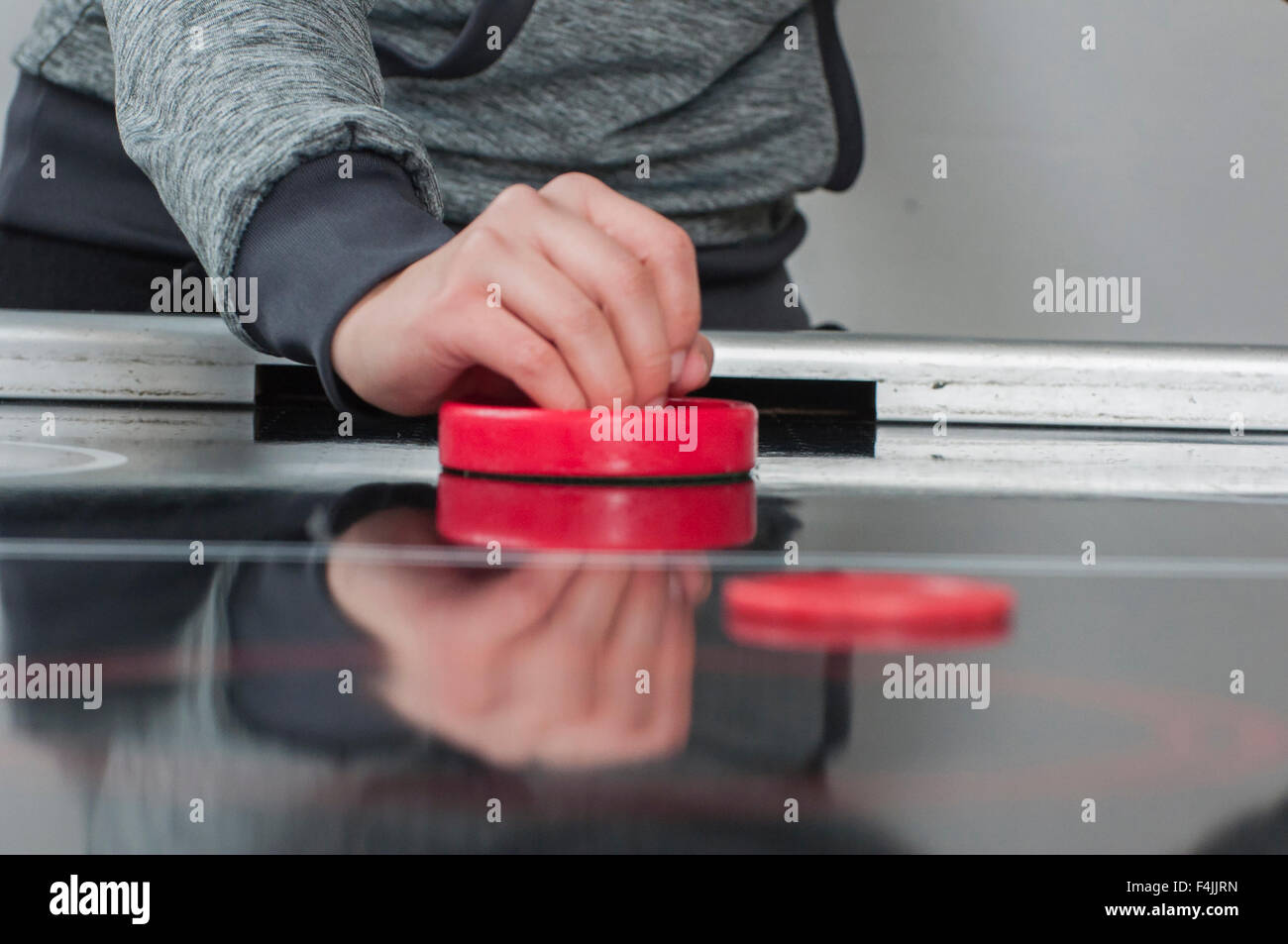 Ein junges Mädchen in einem Hockey-Spiele-Tisch spielen. Stockfoto