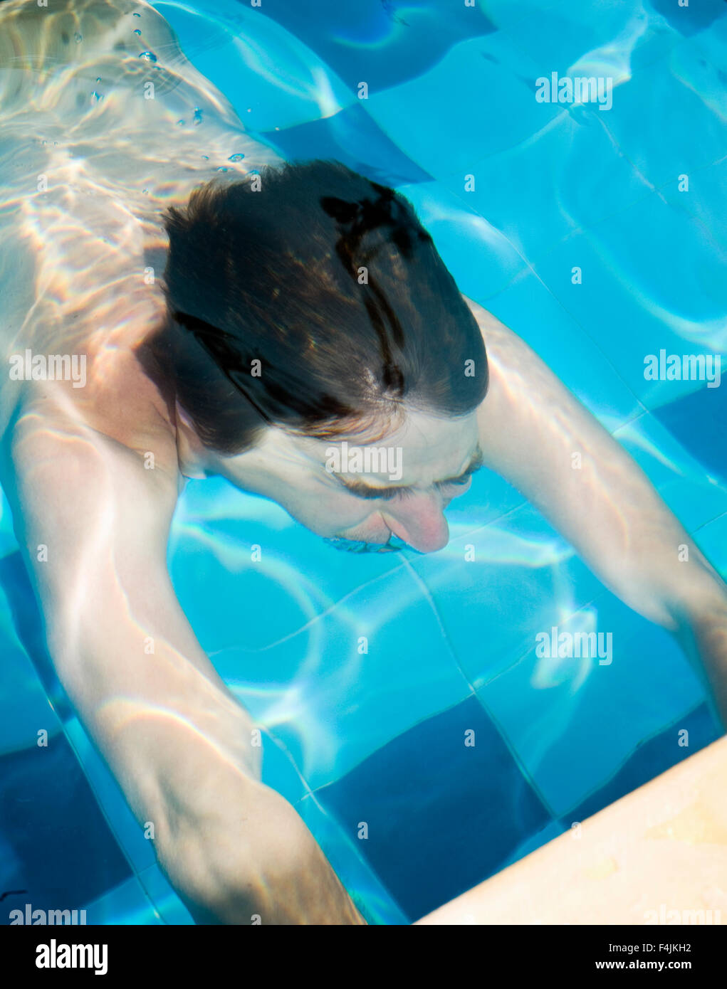 Nahaufnahme des Menschen im Schwimmbad Stockfoto
