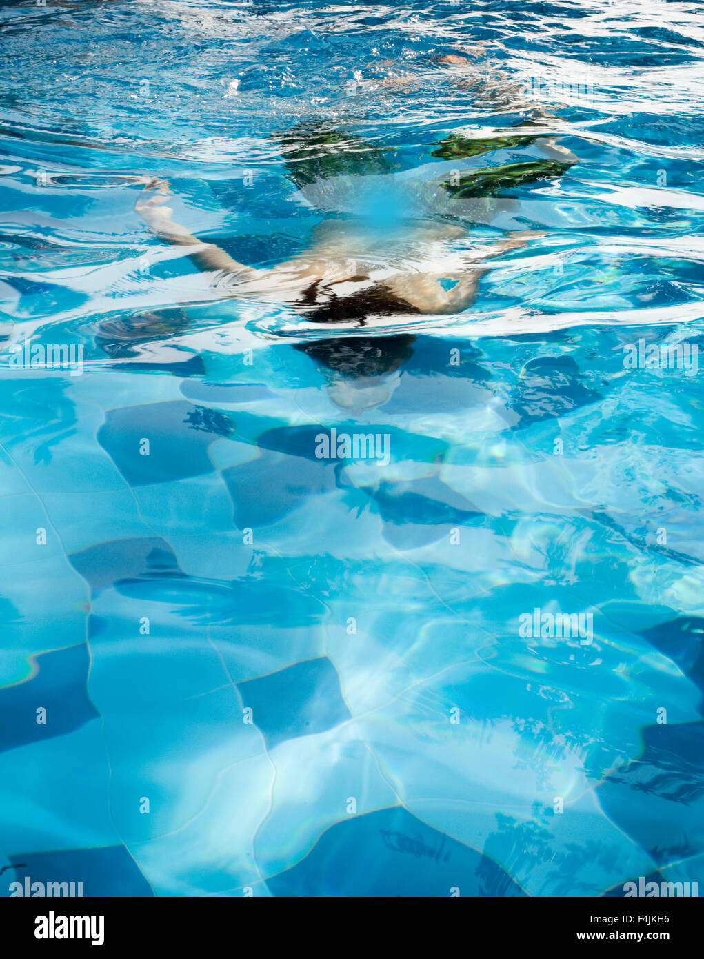 Mann, Schwimmen im Schwimmbad Stockfoto