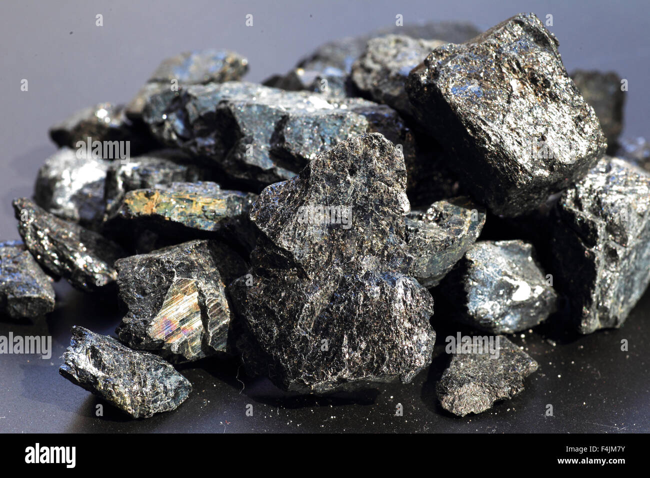 Schwarzer Turmalin ein Aquamarin Kristall vor schwarz Stockfoto