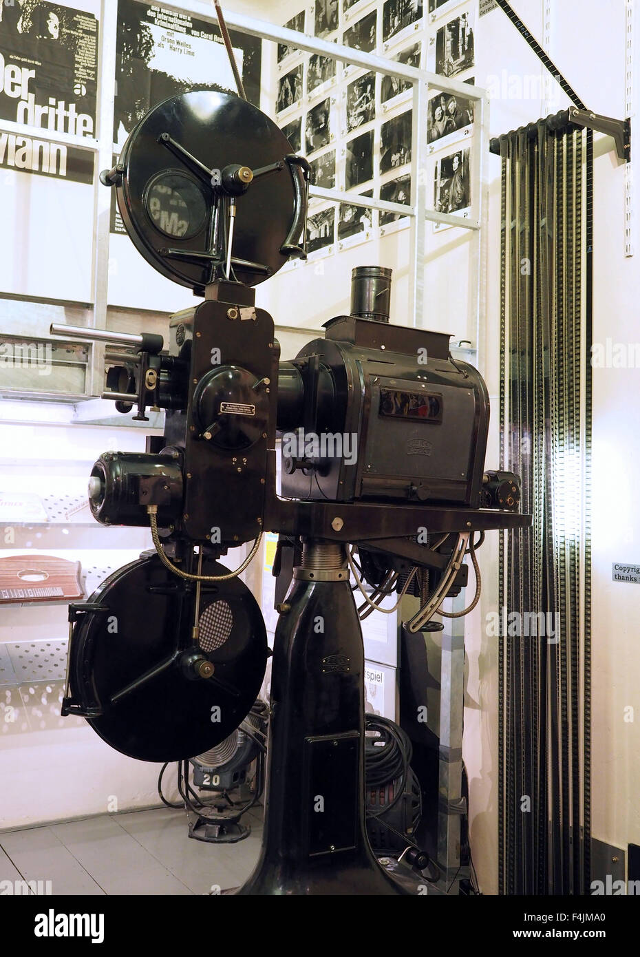 35mm-Filmmaterial und einen seltenen Projektor ist auf dem Display an der dritte Mann-Filmmuseum in Wien, Österreich. Stockfoto