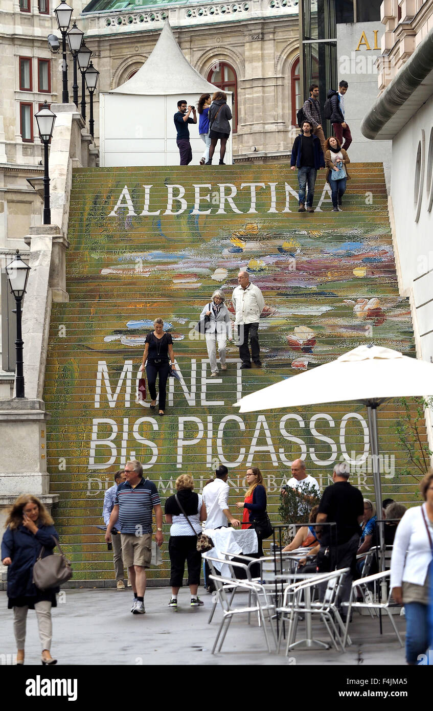 Die Schritte zum Albertina Museum wurden bemalt, um ihre aktuelle Ausstellung Wien zu werben. Stockfoto