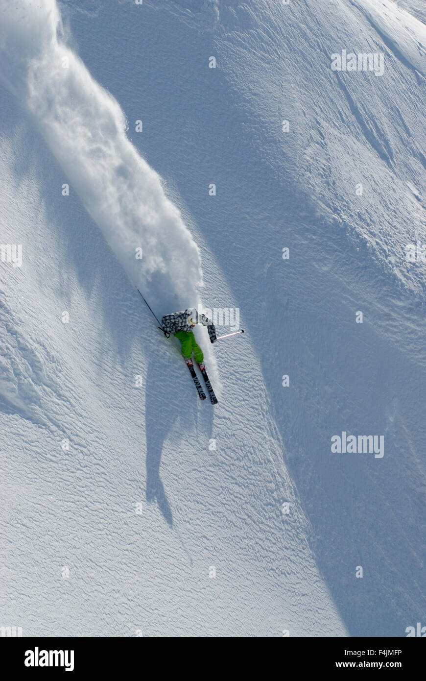 Durch frischen Pulverschnee Skifahren Stockfoto
