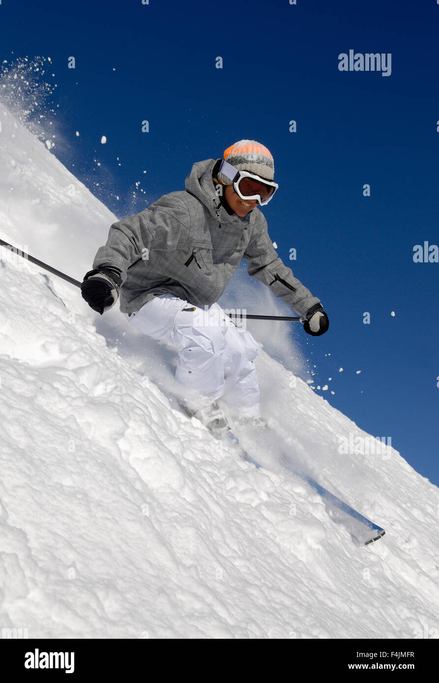 Mann durch frischen Pulverschnee Skifahren Stockfoto