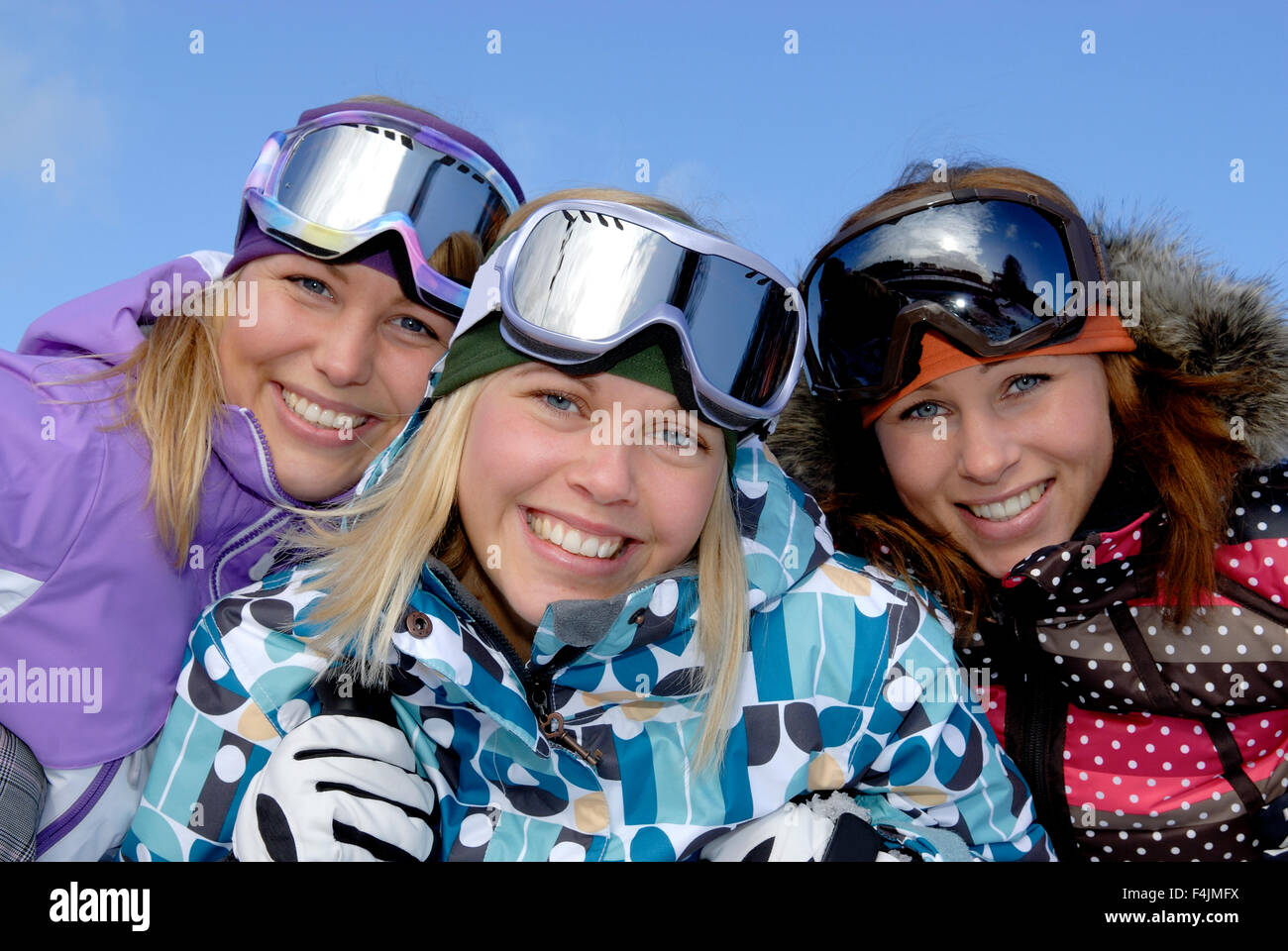 Porträt von drei jungen Frauen tragen Skibrillen Stockfoto