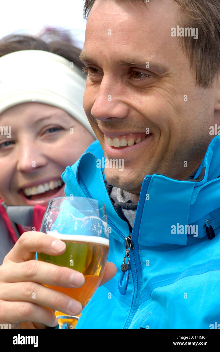 Mitte erwachsenes paar Bier zu trinken, während Skiurlaub Stockfoto
