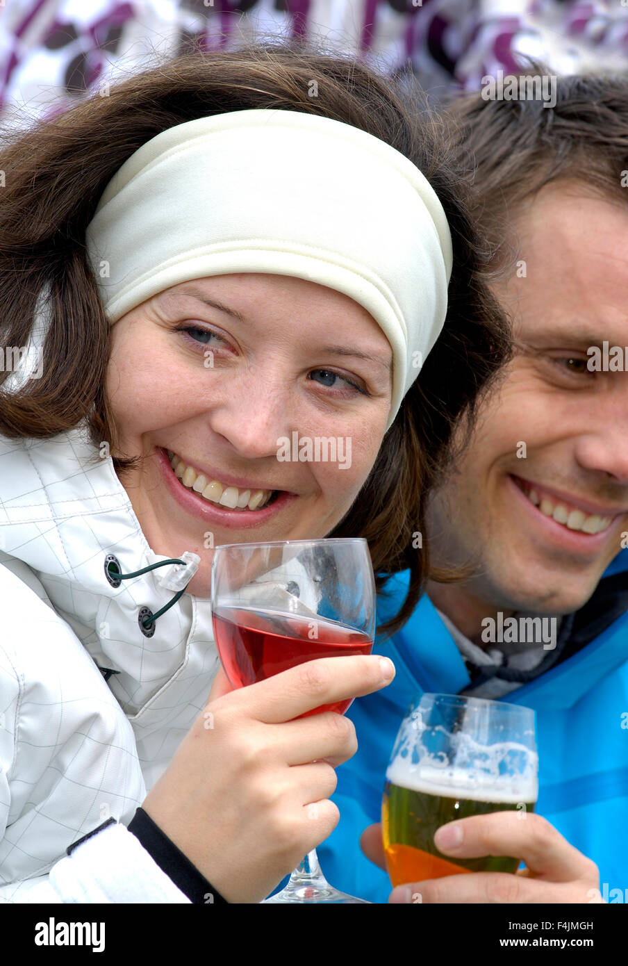 Mitte erwachsenes paar Weintrinken im Skiurlaub Stockfoto