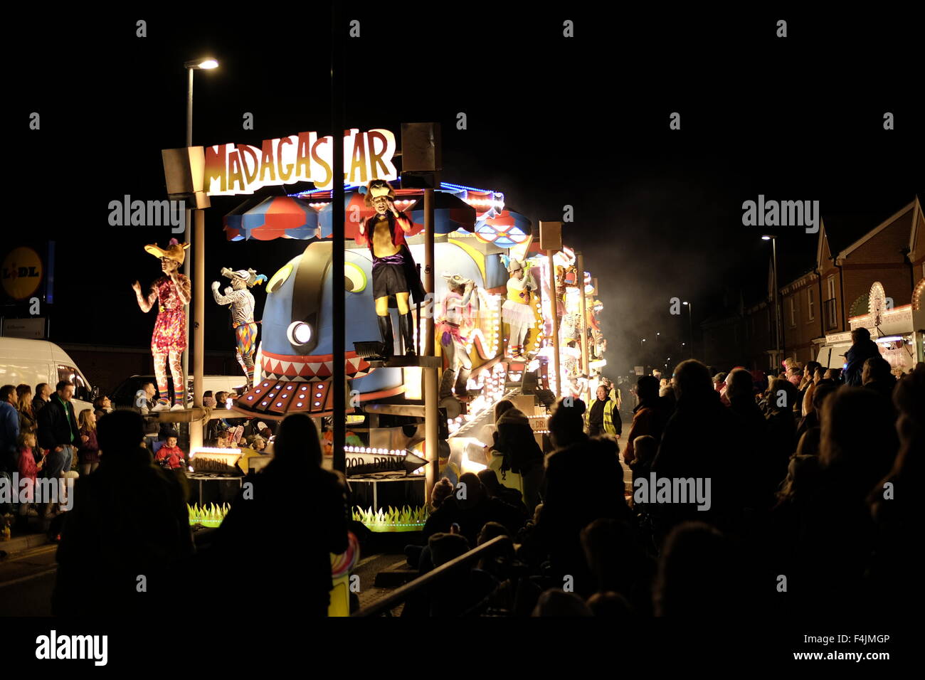 Ein Schwimmer aus dem Jahr 2015 Taunton Karneval.  Der Karneval ist eine jährliche Veranstaltung, die unter dem Motto hin-und Herbewegungen und lokalen Interpreten enthält Stockfoto