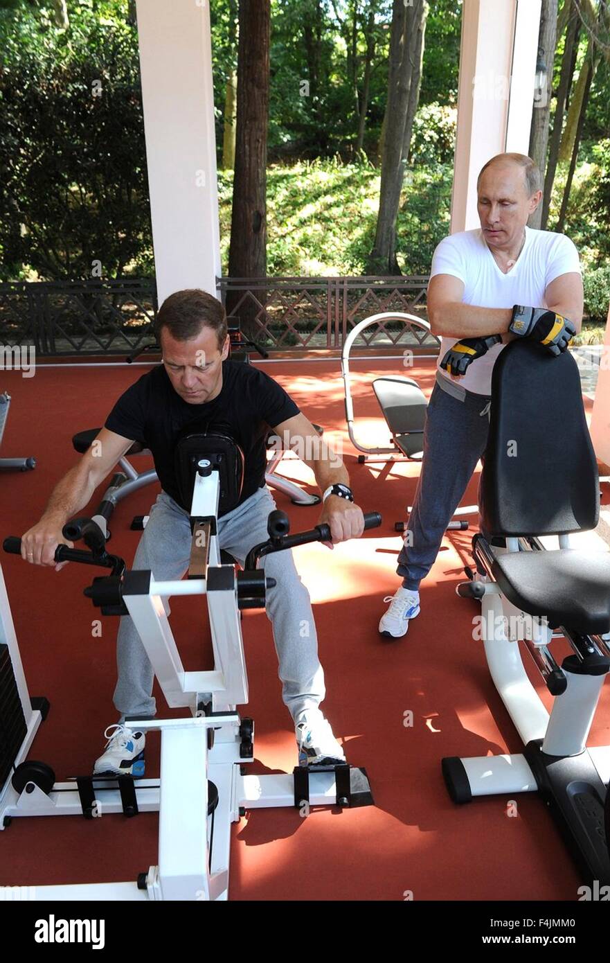 Der russische Präsident Vladimir Putin übt bei seinem Treffen mit Premierminister Dmitry Medvedev in der Residenz Bocharov Ruchei 30. August 2015 in Sotschi, Russland. Stockfoto