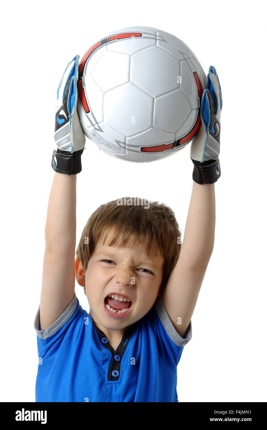 Junge mit Fußball, jubelnde junge hält einen Fußball, geschnitten aus einem jungen mit jungen, Fußball und Fußball auf weißem Hintergrund Stockfoto