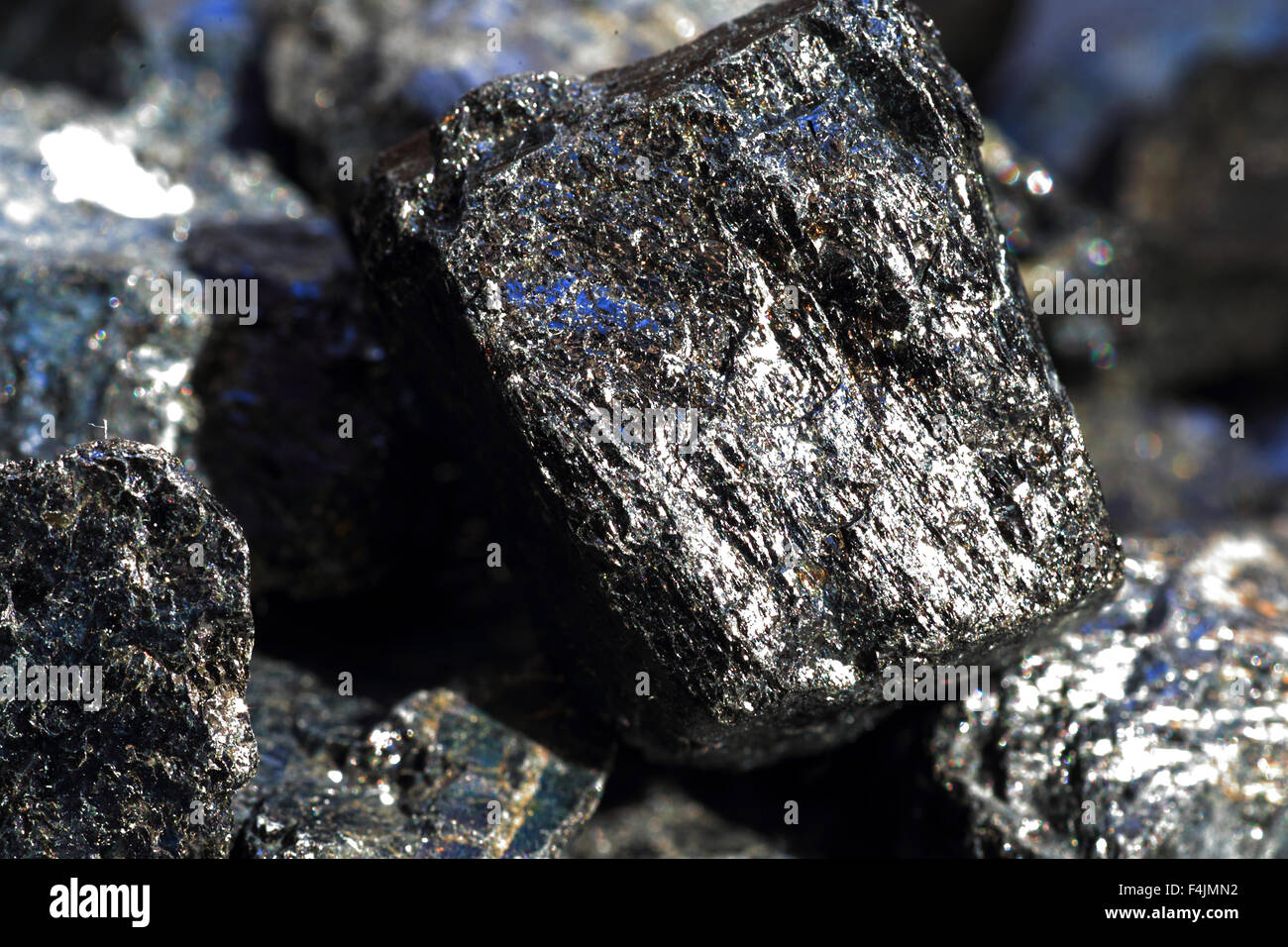 Schwarzer Turmalin ein Aquamarin Kristall vor schwarz Stockfoto