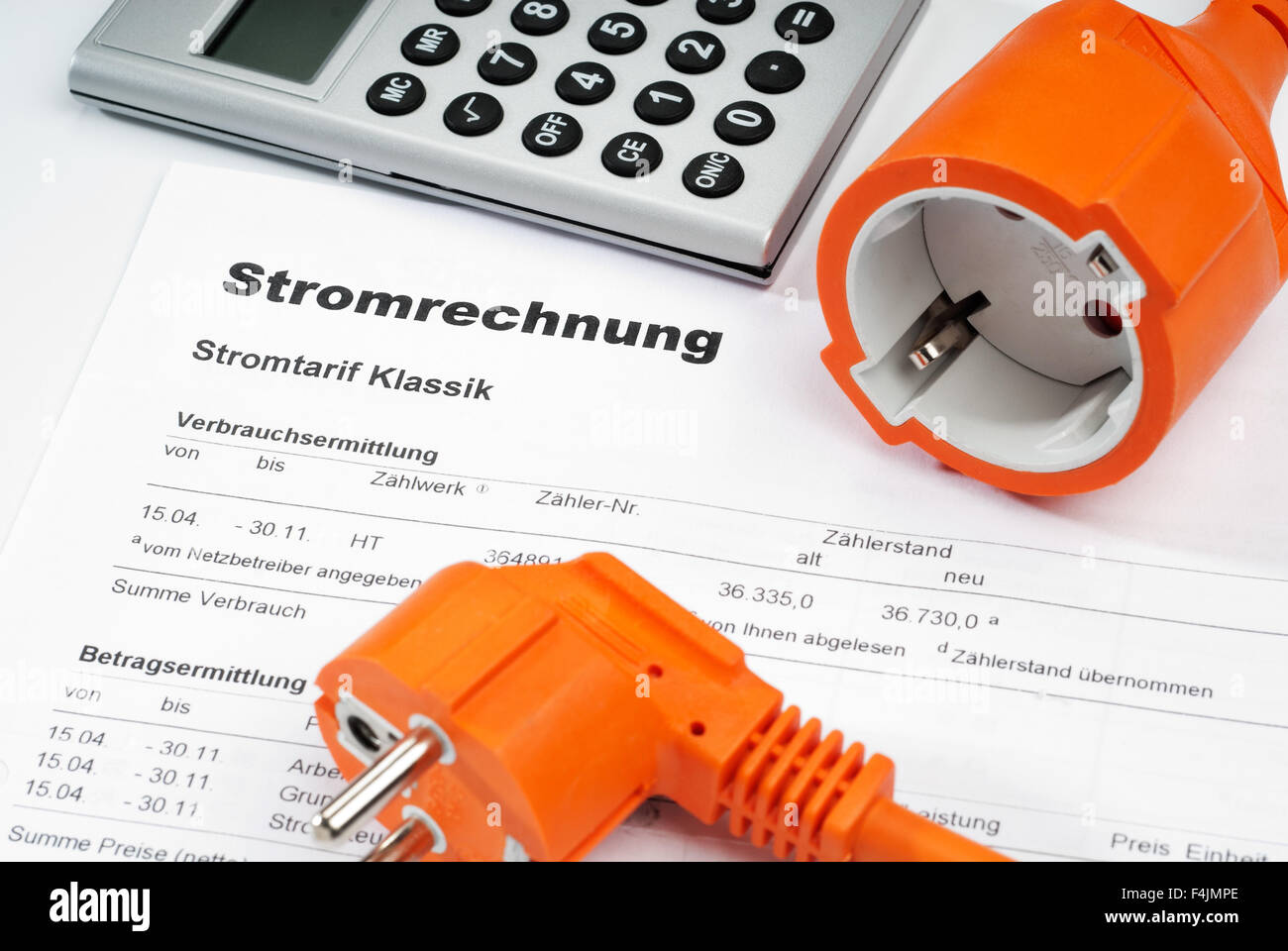 Stromrechnung mit Stecker und Taschenrechner Stockfoto