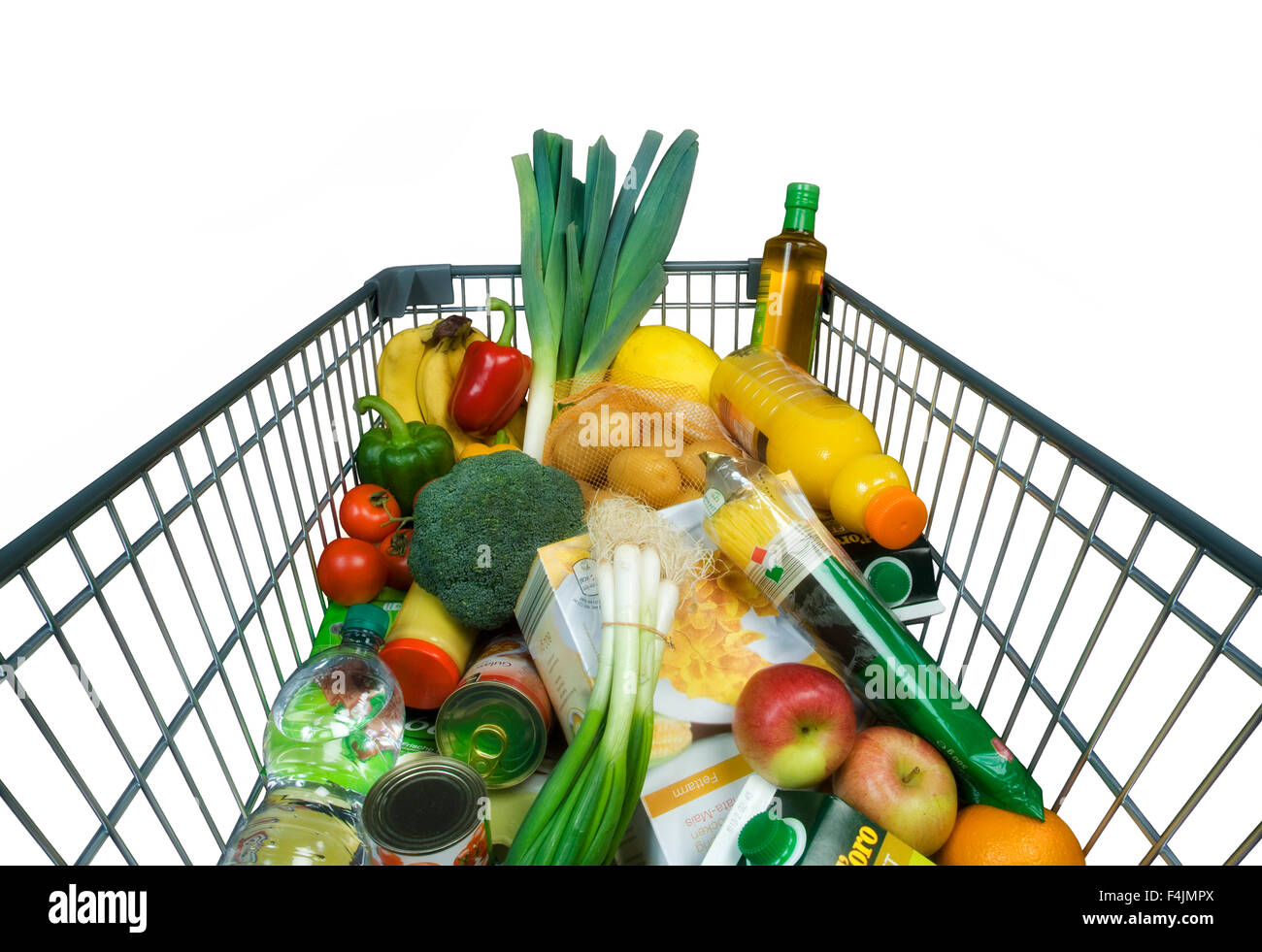 Warenkorb mit Lebensmitteln isoliert auf weißem Hintergrund. Stockfoto