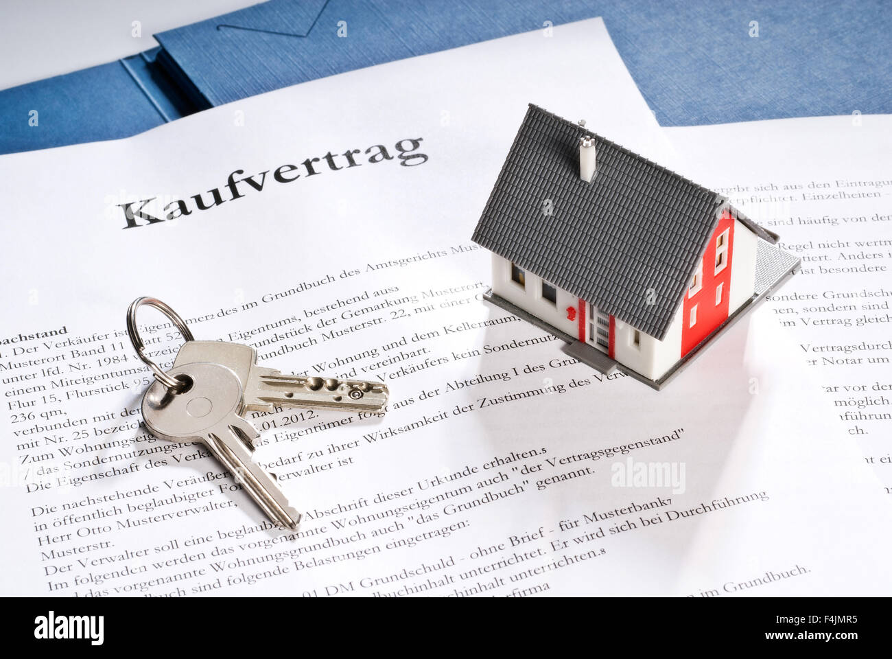 Haus mit einem Kaufvertrag und Schlüssel. Stockfoto