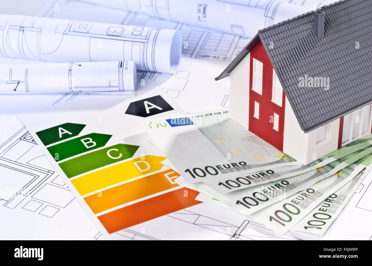 Architekturmodell, Baupläne, Energieeffizienzlabel und Geld. Stockfoto