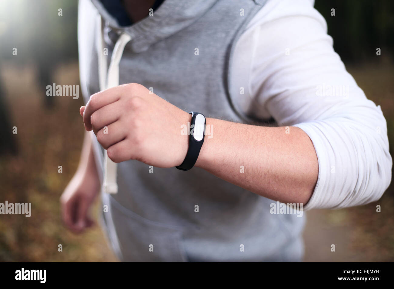 Nahaufnahme von Fitness-Armband im Park Joggen Stockfoto