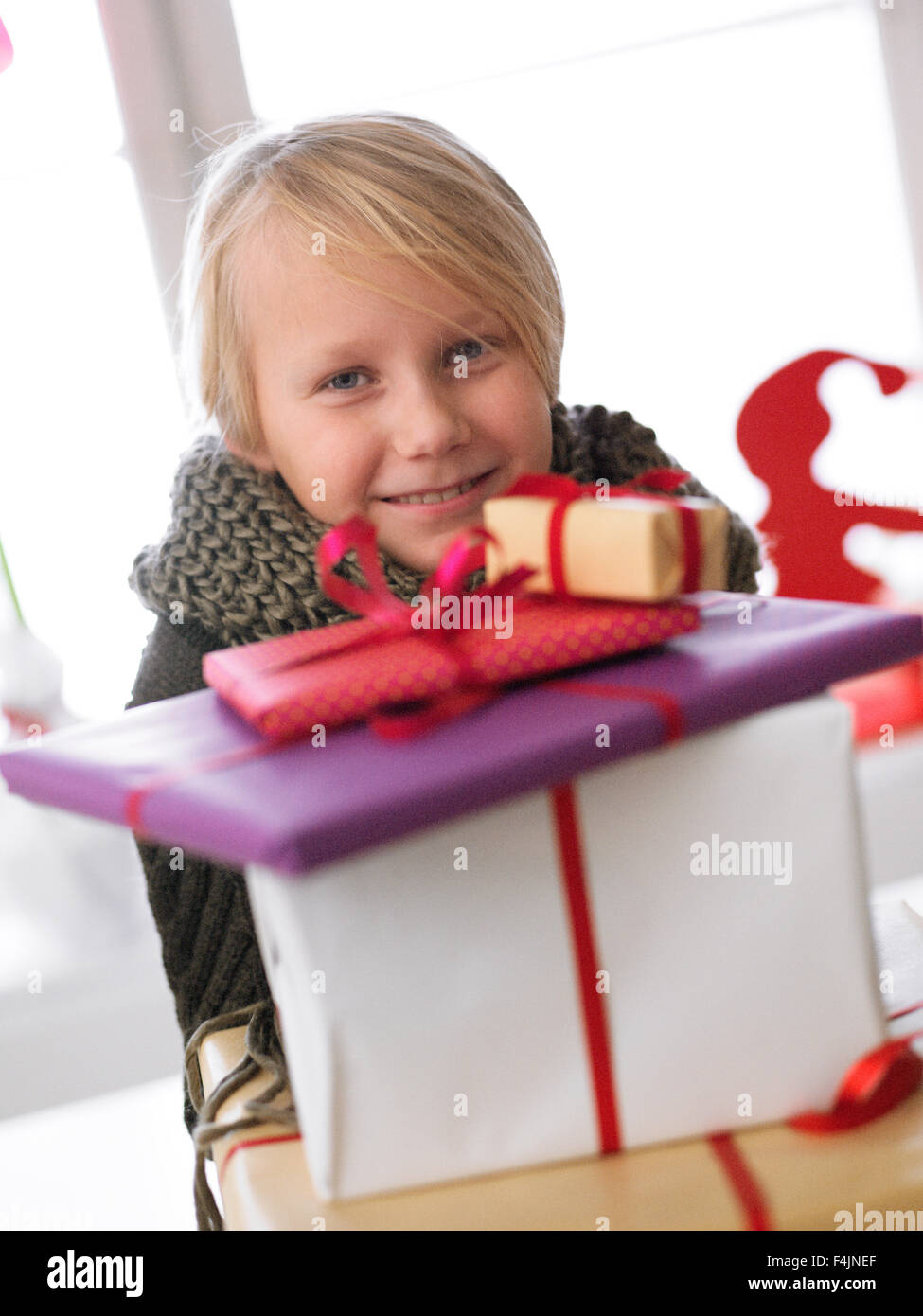Schweden, Stockholm, Mädchen hinter Stapel von Weihnachtsgeschenken Stockfoto