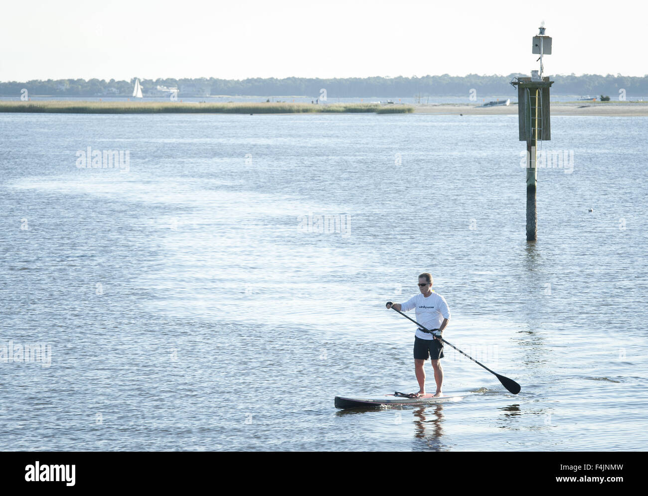 Mount Pleasant, South Carolina, USA. 17. Oktober 2015. Shem Creek ist ein Erholungs-, Bootfahren und Entertainment-Bereich in Mount Pleasant, South Carolina, mit offenen öffentlichen Holzstege Zugriff über Sümpfe und Gezeiten Wasserwege, die normalerweise nicht zugänglich wegen Laub, Schlamm und Wasser wäre. Benutzung des Bereiches ist auch die Heimat, mehrere Restaurants und Bars kunstvoll älteren Gebäuden und Lagerhäusern, die einst ein Teil der Garnelenfischerei Industrie. Krabbenkutter dock noch entlang Shem Creek pflegen eine Atmosphäre vergangener Zeiten. Mehrere Docks und Piers können Bewohner und Einheimischen auf WLAN zugreifen Stockfoto