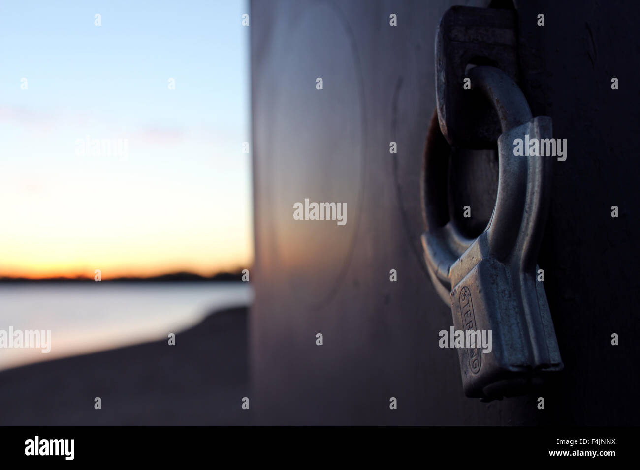 Während des Sonnenaufgangs Vorhängeschloss Stockfoto