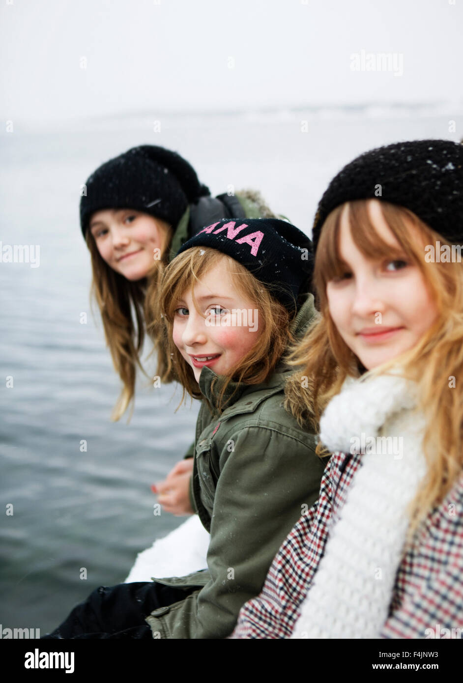Schweden, Stockholm, Porträt von drei Mädchen (8-9,10-11,14-15) am Gewässerrand Stockfoto