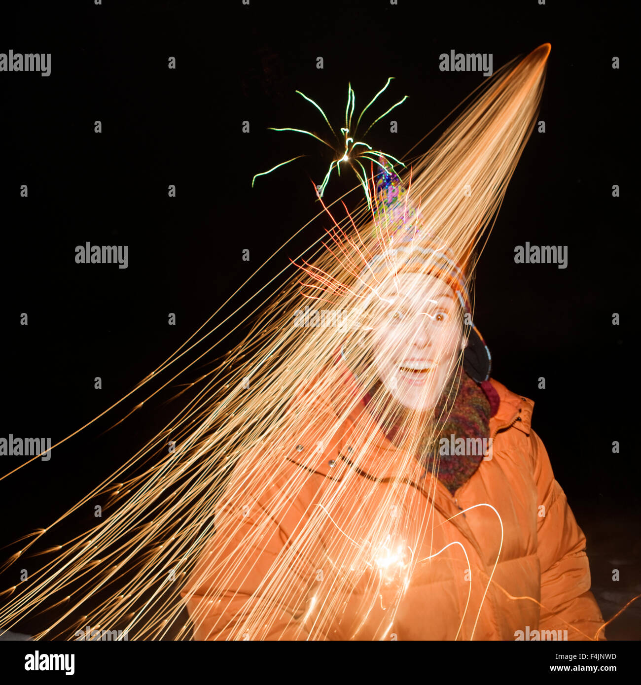 Schweden, Stockholm, Langzeitbelichtung Anblick Exhilareted Frau mit Licht vorne Stockfoto