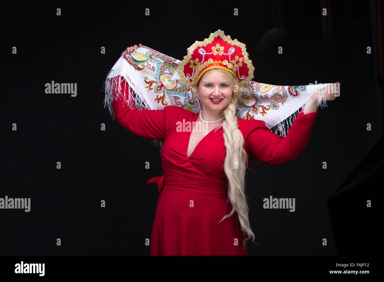 Mädchen stehen in russische Tracht. Selfie zu tun. Frau trägt Sarafan und Kokoshnik. Stockfoto