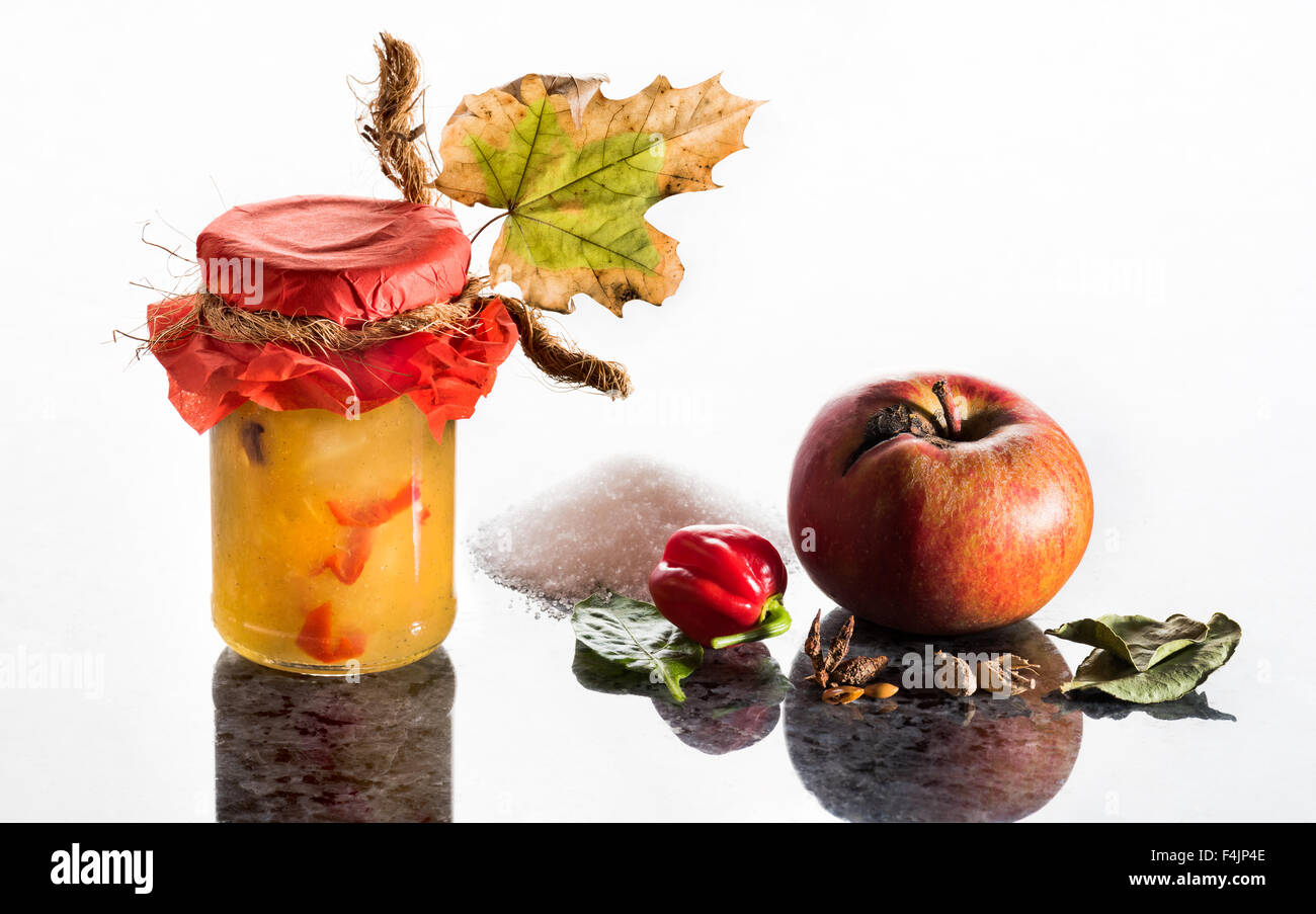 Apfel-Chutney, die Habanero Hot Spicy Ausschneiden Ausschneiden einfarbigen Hintergrund Copysüace Exemplar für das Textlayout. Canning. Canning, genügte Stockfoto